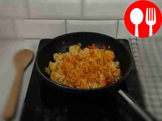 Посыпьте блюдо молотой паприкой, добавьте соль...