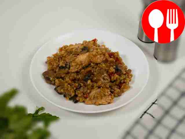 Булгур с курицей на сковороде