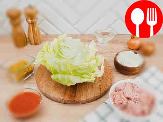 Аккуратно отделите листья капусты от кочана и...