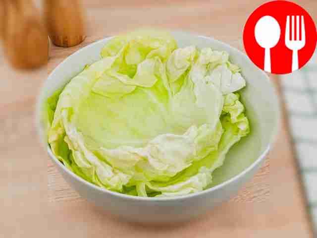Положите капустные листья в глубокую миску,...