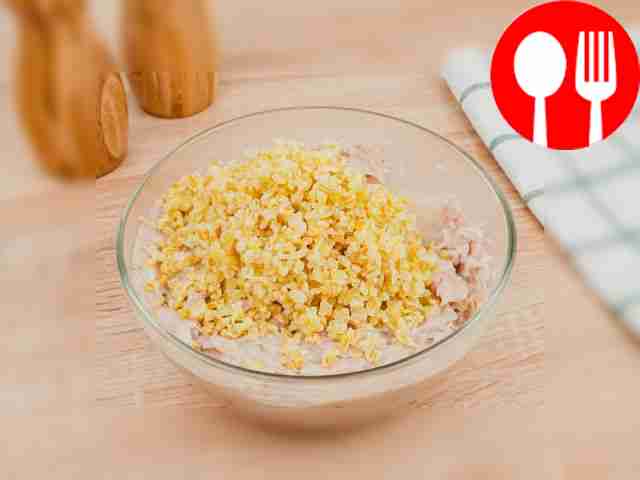 В глубокой миске разместите куриный фарш и...