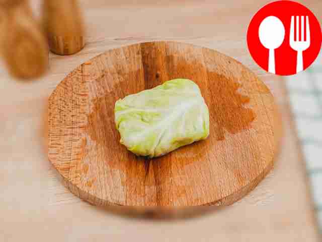 Заверните начинку в капустный лист. Так же...