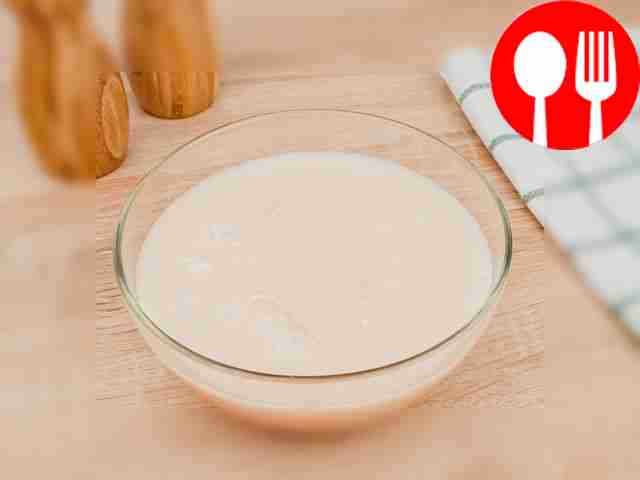 В другой миске объедините сметану, томатный...