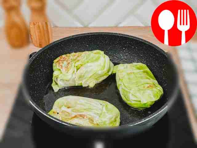 Разогрейте растительное масло в сковороде и...