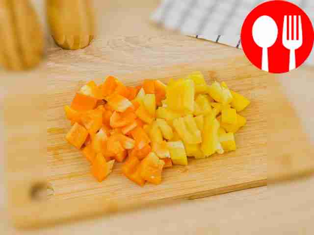 Болгарский перец нарежьте на кусочки среднего...