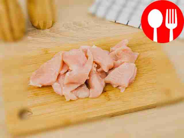 Нарежьте филе куриной грудки крупными кусками.