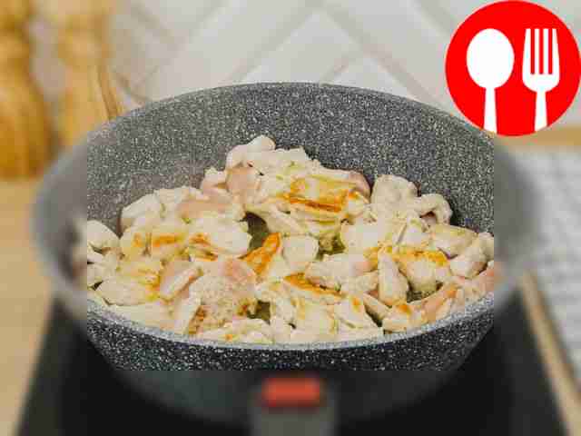 Обжарьте куриное филе на сливочном масле до...