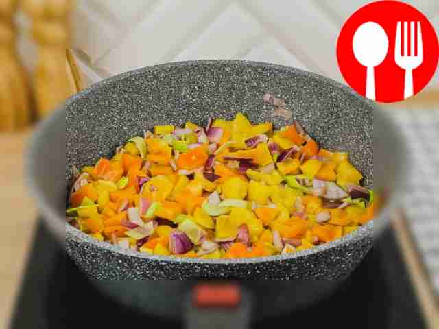 Обжарьте овощи до мягкости и соедините их с...