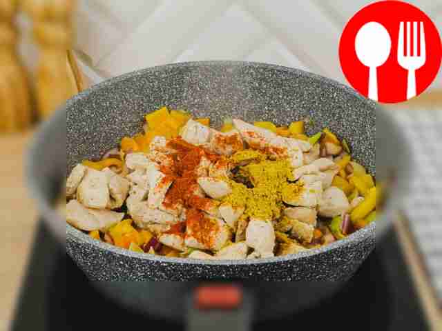 В сковороду добавьте паприку и куркуму, затем...