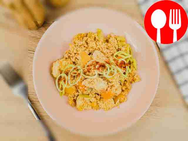 Поставьте блюдо на красивую тарелку, украсьте...