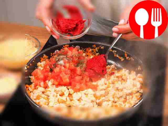 Make sauce with chicken breast. Heat vegetable...