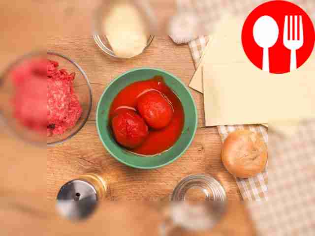 Очистите лук и чеснок, мелко их порубите....