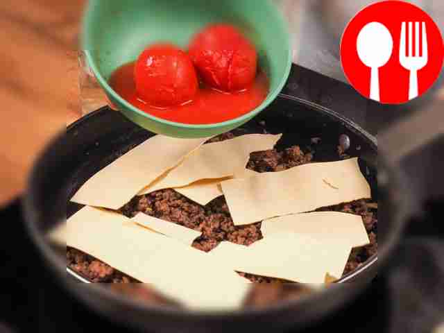 Приготовьте основу для лазаньи. В сковороде...