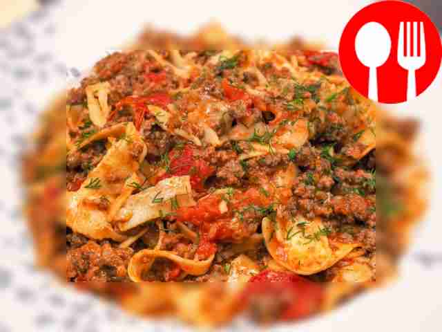 Лазанью с фаршем, приготовленную на сковороде,...