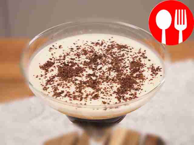 Разлейте ликёр по бокалам: в каждый сначала...