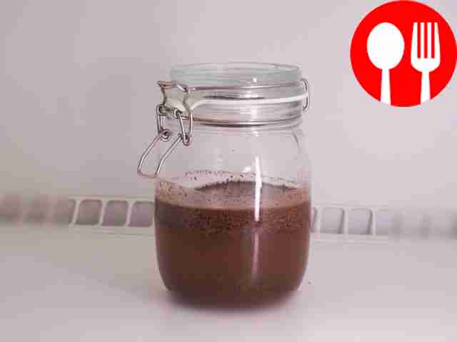 Prepare the liqueur base. Pour chocolate chips...