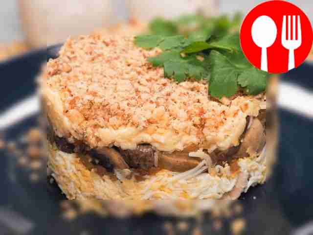 Salad with chicken, fried mushrooms and cheese