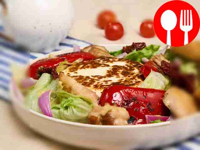 Салат с жареным сыром и курицей