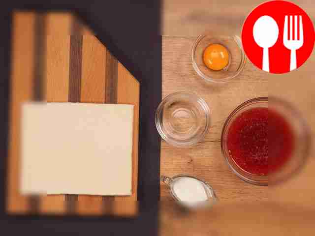 Разморозьте слоёное тесто и раскатайте его...