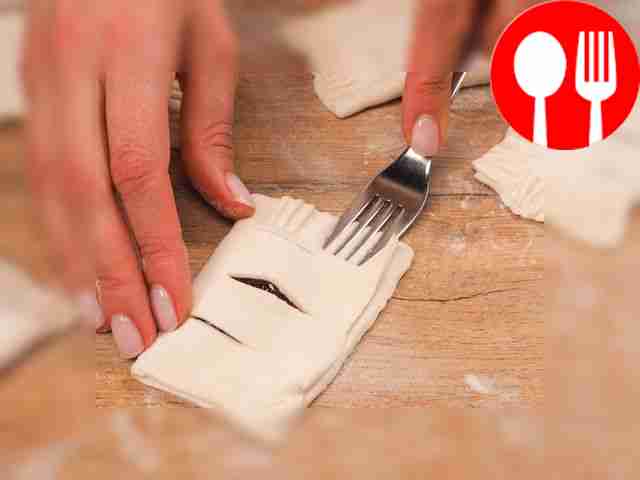 Приготовьте слойки. Края каждой заготовки,...