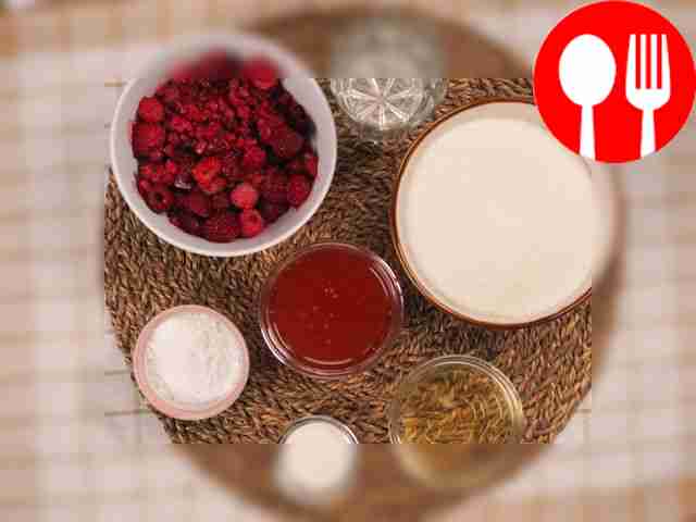 Промойте малину и выложите её на бумажное...