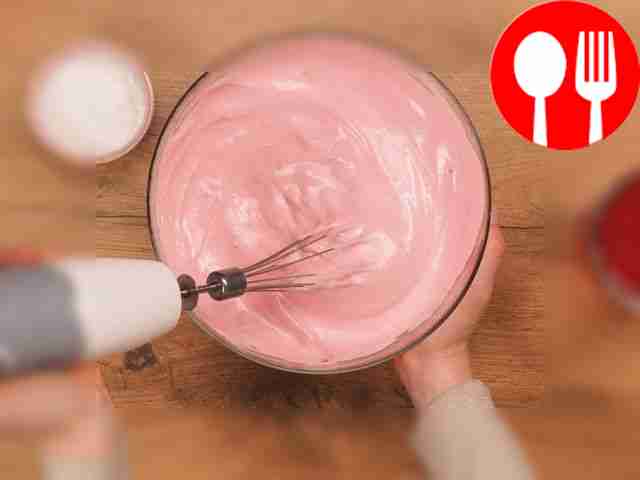 Приготовьте зефирную массу: в большой миске...