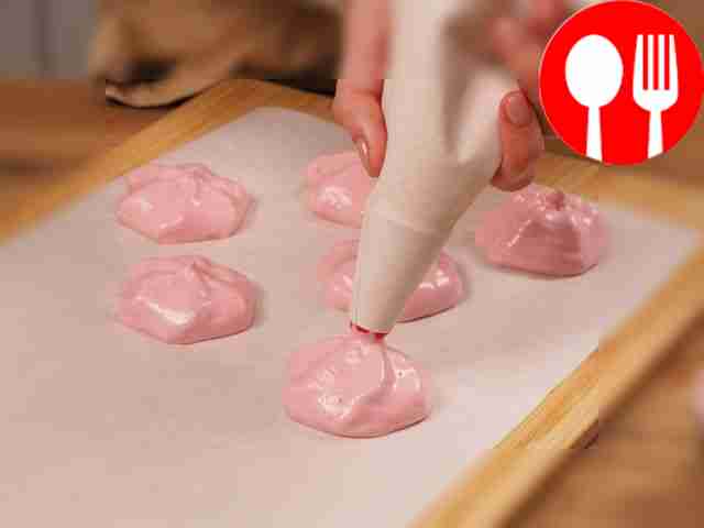 Отсадите зефир с помощью кондитерского мешка,...