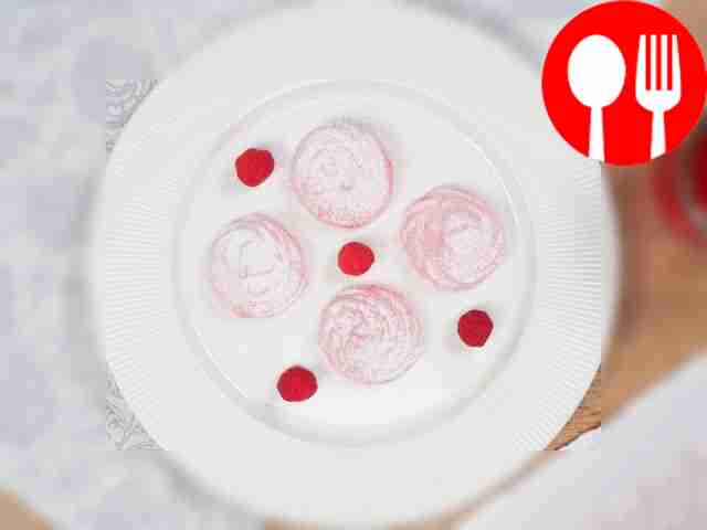 Подавайте к столу сладкий малиновый зефир...