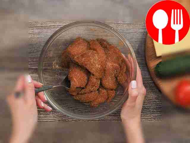 Приготовьте мясо к обработке. В миске смешайте...