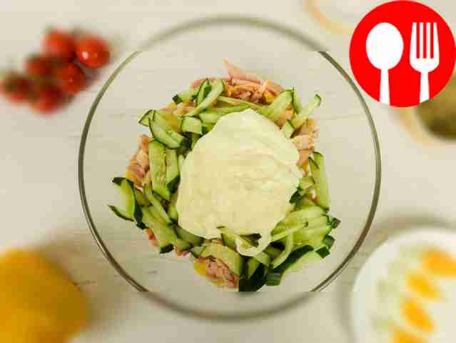 Season the ingredients with mayonnaise and mix.