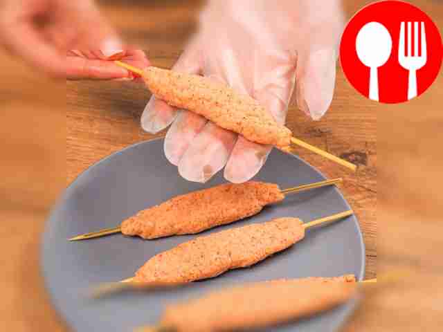 Fry crayfish kebab. Remove the minced meat...