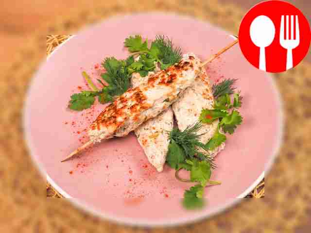 Куриный люля-кебаб на мангале Chicken lula kebab on the grill