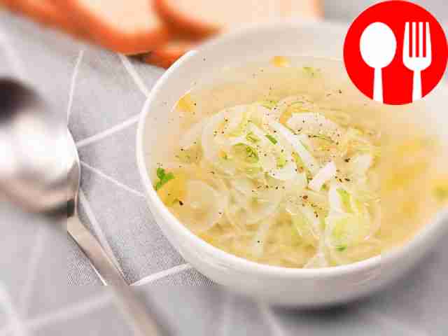 Serve onion chowder with croutons or croutons.