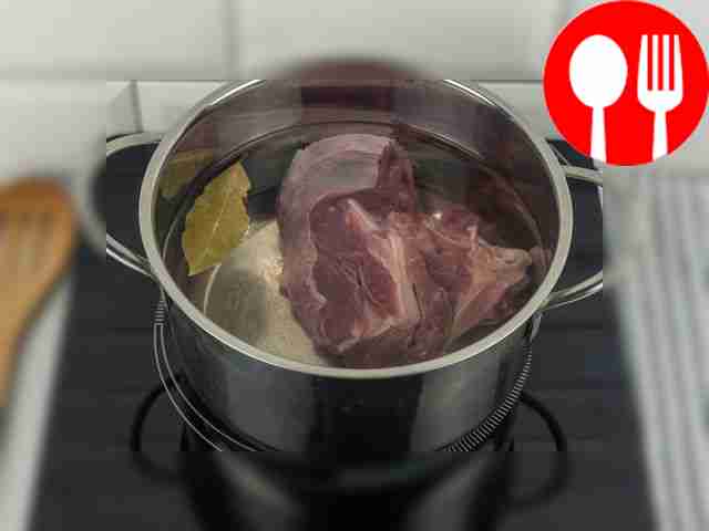 Положите говядину в кастрюлю для супа и...