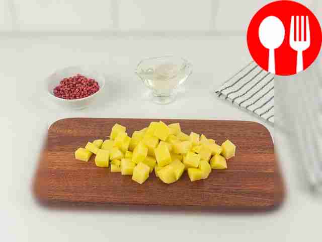 Нарежьте картофель небольшими кубиками...