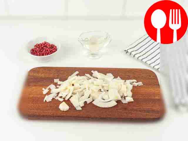 Лук репчатый нарежьте мелкими кубиками или...