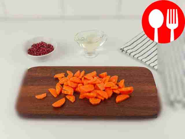 Нарежьте морковь тонкими ломтиками.