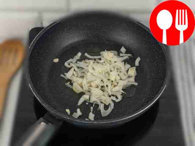 Разогрейте растительное масло на сковороде и...