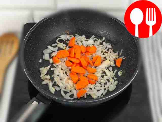 Положите морковь в сковороду и обжарьте её...