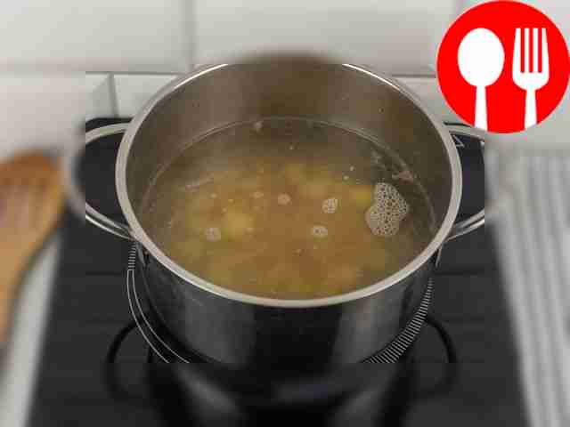 Когда бульон закипит, извлеките мясо и...