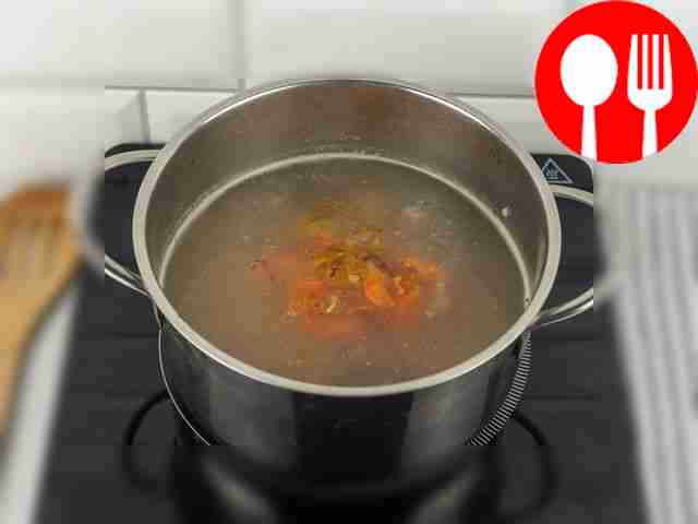 В кастрюлю добавьте обжаренный лук и морковь.