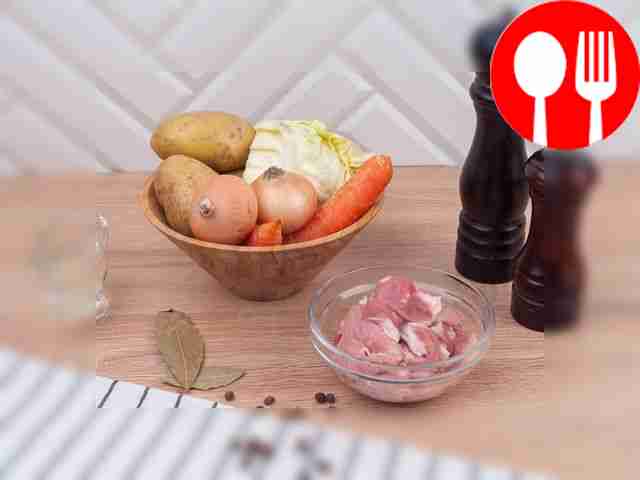 Промойте свинину холодной водой и промокните...