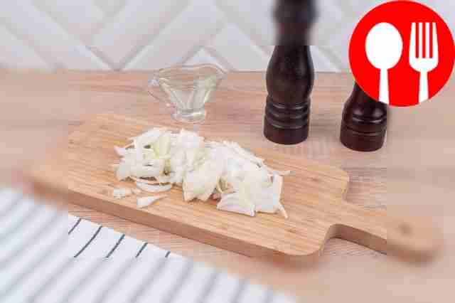 Порежьте репчатый лук на тонкие полоски.
