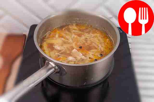 Размешайте и продолжайте варить суп ещё 10 минут.