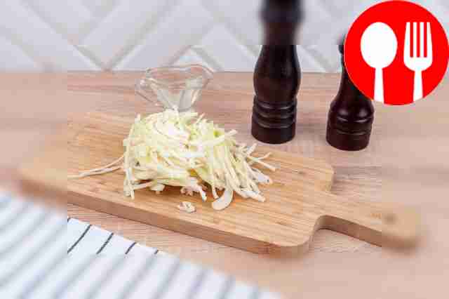 Капусту нарежьте тонкой соломкой.