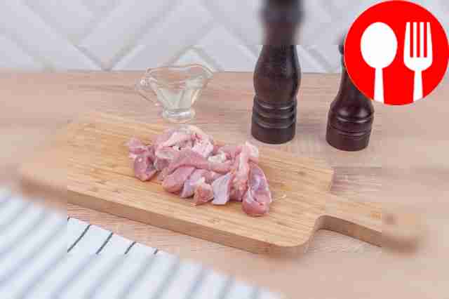 Разрежьте свинину на небольшие полоски.