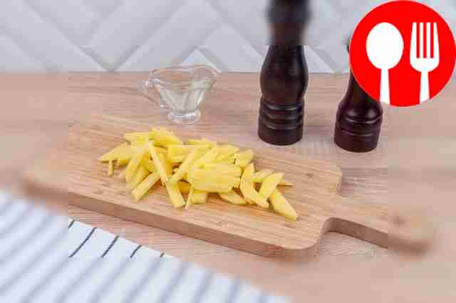 Порежьте картофель на тонкие палочки.