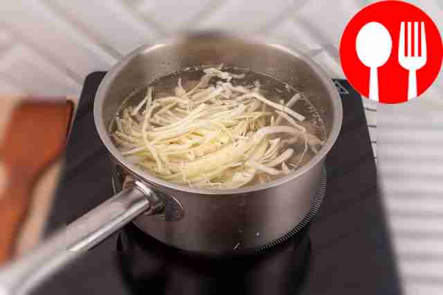 Налейте воду в кастрюлю или большой казан,...