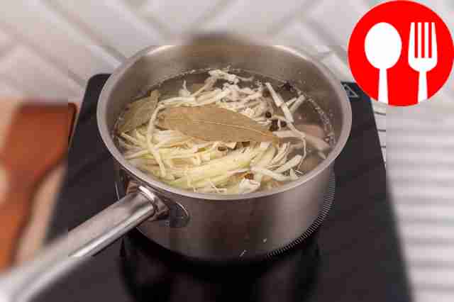 Опустите в суп лавровый лист, добавьте горошек...