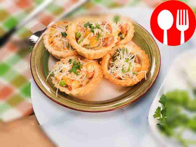 Тарталетки с сыром и замороженными овощами в томатном соусе